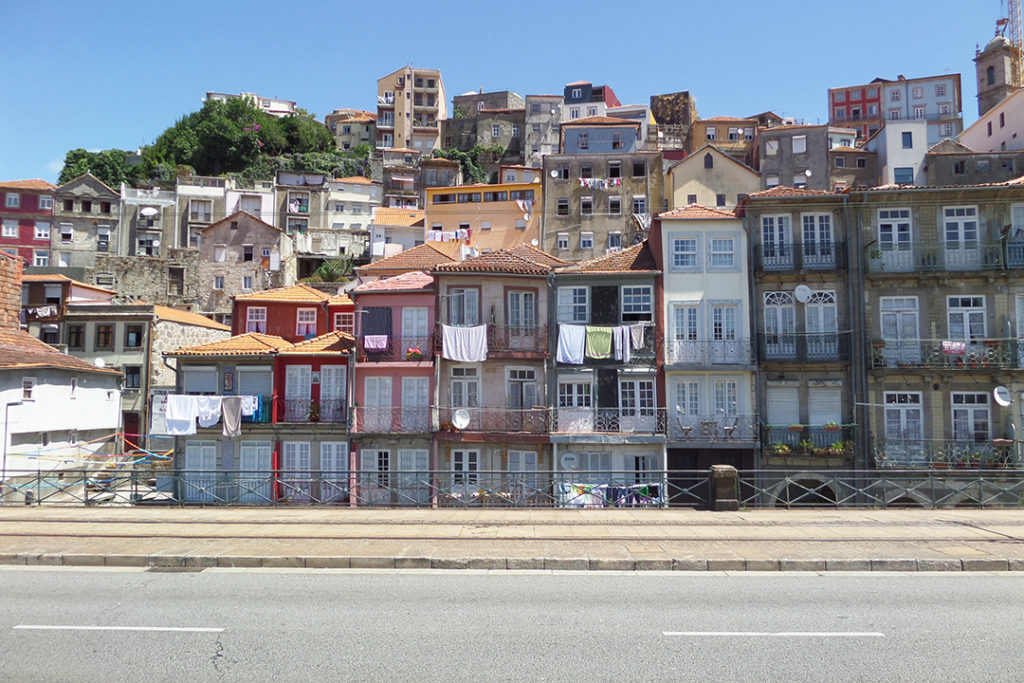 Weekend in Porto: Colorful houses near the Alfândega